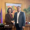 Đại sứ Nguyễn Thị Minh Nguyệt và Thị trưởng Daniel Panov. (Ảnh: TTXVN phát)