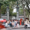 Đông đảo người dân tập trung về khu vực Hồ Gươm. (Ảnh: Hoàng Hiếu/TTXVN)
