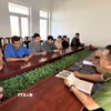 Công an tỉnh Đắk Lắk làm việc với các đối tượng liên quan trong vụ án. (Ảnh: TTXVN phát)