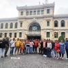Đoàn khách MICE Ấn Độ "check in" tại Bưu điện Thành phố Hồ Chí Minh. (Ảnh: Mỹ Phương/TTXVN)