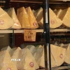 Phômai Parmigiano Reggiano cắt miếng trong cửa hàng tại Parma. (Ảnh: Trường Dụy/TTXVN)