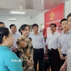 Ông Lê Quang Tùng, Ủy viên Trung ương đảng, Bí thư Thành ủy Cần Thơ (bìa phải) kiểm tra hoạt động tại Trung tâm phục vụ hành chính công xã Liêu Tú. (Ảnh: Trung Hiếu/TTXVN)