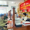 Người dân giải quyết thủ tục về đất đai tại Trung tâm phục vụ hành chính công xã Cẩm Hưng. (Ảnh: Hữu Quyết/TTXVN)