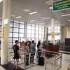 Hành khách làm thủ tục nhập cảnh ở cửa khẩu Bắc Luân 1 (cửa khẩu Quốc tế Móng Cái), thành phố Móng Cái, tỉnh Quảng Ninh. (Ảnh: Vũ Sinh/TTXVN)