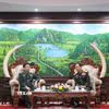 Bộ trưởng Bộ Quốc phòng Lào Khamliang Outhakaysone tiếp Bộ trưởng Bộ Quốc phòng Việt Nam Phan Văn Giang. (Ảnh: Xuân Tú/TTXVN)