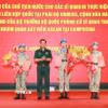 Thượng tướng Nguyễn Trường Thắng, Thứ trưởng Bộ Quốc phòng trao Quyết định của Chủ tịch nước cho các sĩ quan đi thực hiện nhiệm vụ gìn giữ hòa bình Liên hợp quốc tại Phái bộ UNMISS, Cộng hòa Nam Sudan. (Ảnh: Trọng Đức/TTXVN)