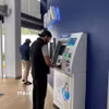 Người dân Mexico rút tiền tại cây ATM. (Ảnh: Phương Lan/TTXVN)
