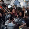 Người dân Palestine chờ nhận thức ăn cứu trợ tại thành phố Gaza, ngày 20/7/2025. (Ảnh: THX/TTXVN)
