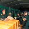 Lực lượng Hậu cần - Kỹ thuật vận chuyển hàng hóa, lương thực, thực phẩm chuẩn bị lên đường sang Venezuela. (Ảnh: TTXVN phát)