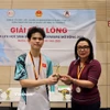 Tham tán Hà Thị Lâm Hồng trao giải nhất đơn nam cho vận động viên Nguyễn Sỹ Cảnh, Hội LHS Berlin - Brandenburg. (Ảnh: Phương Hoa/TTXVN)