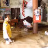 Nước lũ kèm theo nhiều loại rác tràn vào nhà dân, gây hư hại nhiều đồ đạc, vật dụng. (Ảnh: Xuân Tiến/TTXVN)