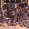 Người dân Sudan chờ nhận thực phẩm tại một trại tị nạn của Quỹ Nhi đồng LHQ ở Wau, miền Nam Sudan. (Ảnh: AFP/TTXVN)