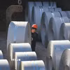 Vận chuyển thép cuộn tại cảng quốc tế ở thành phố Liên Vân Cảng, Trung Quốc. (Nguồn: THX/TTXVN)