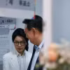 Cựu Tổng thống Hàn Quốc Yoon Suk Yeol và vợ Kim Keon Hee đang bị thẩm vấn vì cáo buộc can thiệp bầu cử và các vụ bê bối khác. (Ảnh: Reuters)