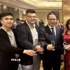 Ông Nguyễn Phạm Hoàng Nguyên (ngoài cùng, bên trái) trong sự kiện Tết cộng đồng. (Ảnh: TTXVN phát)
