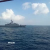 Tàu chiến tham gia cuộc tập trận chung của Lực lượng Vệ binh Cách mạng Hồi giáo (IRGC) và Hải quân Oman tại Eo biển Hormuz. (Ảnh: IRNA/TTXVN)