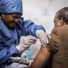 Nhân viên y tế tiêm vaccine phòng Ebola cho người dân tại Goma, Cộng hòa Dân chủ Congo, ngày 22/11/2019. (Ảnh: AFP/TTXVN)