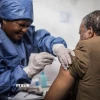 Nhân viên y tế tiêm vaccine phòng Ebola cho người dân tại Goma, CHDC Congo, ngày 22/11/2019. (Ảnh: AFP/TTXVN)