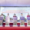 Phó Thủ tướng Chính phủ Phạm Thị Thanh Trà và các đại biểu thực hiện nghi thức động thổ Trường Phổ thông nội trú liên cấp Tiểu học-Trung học cơ sở Ba Chúc. (Ảnh: Công Mạo/TTXVN)