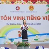 Em Vila Xaynhavong, học sinh lớp 8A Trường Song ngữ Lào-Việt Nam Nguyễn Du tham gia phần thi kể chuyện bằng tiếng Việt với chủ đề "Địa đạo Vịnh Mốc-Quảng Trị, nơi sự sống bất diệt". (Ảnh: Xuân Tú/TTXVN)