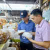 Tổ An toàn thực phẩm Ban quản lý chợ Cồn, thành phố Đà Nẵng kiểm tra sản phẩm bún, mì, bánh ướt bày bán tại chợ. (Ảnh: Mỹ Hà/TTXVN)