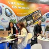 Các đối tác trao đổi với các nhà sản xuất phim Việt Nam. (Ảnh: Nguyễn Thu Hà/TTXVN)