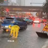 Công nhân Công ty TNHH MTV Thoát nước Hà Nội khẩn trương ứng trực kịp thời tiêu thoát nước khi ngập úng. (Ảnh: Nguyễn Thắng/TTXVN)