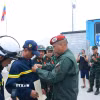 Trung tá Raúl Serrano Chacón gắn uy chương cho thành viên đoàn Việt Nam. (Ảnh: Phi Hùng/TTXVN)
