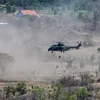 Binh sỹ Indonesia đu dây từ trực thăng H-225 M Caracal của Không quân Indonesia trong cuộc tập trận quân sự chung Siêu Lá chắn Shield 2024 tại Situbondo, Đông Java ngày 6/9/2024. (Ảnh: AFP)