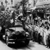 Sáng 10/10/1954, các cánh quân của Đại đoàn Quân Tiên Phong từ các cửa ô tiến vào tiếp quản Thủ đô được giải phóng trong rừng cờ hoa đón chào của 20 vạn người dân Hà Nội. (Ảnh: Tư liệu TTXVN)