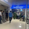 Lực lượng chức năng điều tra, làm rõ vụ việc nữ bệnh nhân 48 tuổi tử vong đột ngột tại Khoa Tim mạch, Bệnh viện Đa khoa số 1 tỉnh Lào Cai. (Ảnh: Đinh Thùy/TTXVN)