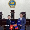 Chánh án Tòa án Nhân dân Tối cao Lê Minh Trí (trái) và Chánh án Tòa án Tối cao Mông Cổ Ganzorig Damdin trao đổi Bản ghi nhớ hợp tác giữa hai bên. (Ảnh: Công Tuyên/TTXVN)