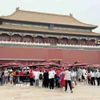 Du khách xếp hàng chờ đợi vào tham quan Tử Cấm Thành Ảnh: (Công Tuyên/TTXVN)