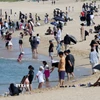 Người dân tránh nóng trên bãi biển tại Gangneung, Hàn Quốc. (Ảnh: Yonhap/TTXVN)
