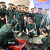 Đại tướng Nguyễn Trọng Nghĩa, Chủ nhiệm Tổng cục Chính trị Quân đội nhân dân Việt Nam trực tiếp kiểm tra công tác tìm kiếm, quy tập hài cốt liệt sỹ tại địa điểm khai quật trong công viên Lê Thị Riêng. (Ảnh: Xuân Khu/TTXVN)