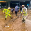 Lực lượng Cảnh sát giao thông, Công an Sơn La nạo bùn, khơi thông cống rãnh do mưa lớn kéo dài xảy ra tại xã Mường La. (Ảnh: TTXVN phát)