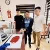 Đối tượng Sùng Quáng Dình (SN 1992, trú bản Huổi Lụ 2, xã Nà Hỳ, tỉnh Điện Biên) cùng tang vật tại cơ quan Công an. (Ảnh: TTXVN phát)