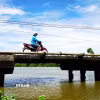 Cầu Đò Mốc, phường Trà Câu xuống cấp nghiêm trọng, không còn khả năng chịu tải đối với các phương tiện có tải trọng trên 10 tấn. (Ảnh: Lê Phước Ngọc/TTXVN)