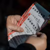 Một người cầm vé số trúng giải độc đắc 1,25 tỷ USD trong kỳ quay số Powerball tại thành phố New York, Mỹ, ngày 17/12. (Ảnh: Reuters)