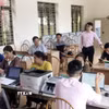 Phòng giao dịch Ngân hàng Chính sách xã hội Cát Hải (Hải Phòng) hỗ trợ người dân. (Ảnh Tiến Vĩnh/TTXVN)