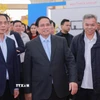 Thủ tướng kiểm tra tiến độ triển khai các gian trưng bày. (Ảnh: Phan Phương/TTXVN)