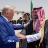 Thái tử Saudi Arabia Mohammed bin Salman Al Saud (phải) đón Tổng thống Mỹ Donald Trump tại sân bay Malik Khalid ở Riyadh, ngày 13/5/2025. (Ảnh: AA/TTXVN)