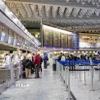 Hành khách chờ làm thủ tục tại sân bay Frankfurt, Đức, ngày 3/1/2025. (Ảnh: THX/TTXVN)