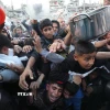 Người dân chờ được phát thực phẩm cứu trợ tại Gaza ngày 4/3/2025. (Ảnh: THX/TTXVN)