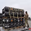 Lô tên lửa Javelins được chuyển tới sân bay ở Kiev, Ukraine ngày 11/2/2022. (Ảnh: AFP/TTXVN)