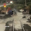 Đoạn đường sắt bị nước ngập, đất đá tràn vào đường ray, gây mất an toàn ở địa phận đường sắt chạy ngang xã Nam Cam Ranh. (Ảnh: TTXVN phát)