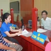 Thanh niên xã Tân Thuận (tỉnh Hưng Yên) hỗ trợ người dân thực hiện thủ tục hành chính tại Trung tâm phục vụ hành chính công xã Tân Thuận. (Ảnh: Thu Hoài/TTXVN)
