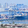 Hoạt động tại cảng hàng hóa Long Beach ở California, Mỹ. (Ảnh: AFP/TTXVN)