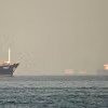 Tàu chở hàng và tàu chở dầu ngoài khơi thành phố Fujairah, thuộc eo biển Hormuz ngày 25/2/2026. (Ảnh: AFP)