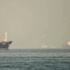 Tàu chở hàng và tàu chở dầu ngoài khơi thành phố Fujairah, thuộc eo biển Hormuz ngày 25/2/2026. (Ảnh: AFP)